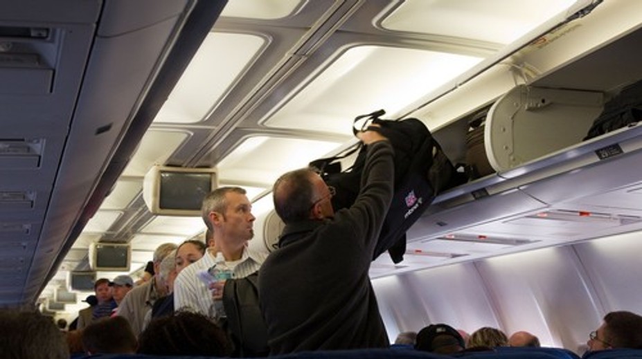 Nazývajú ich „uličkové vši“. Prečo sú títo cestujúci v lietadlách stále častejším problémom?