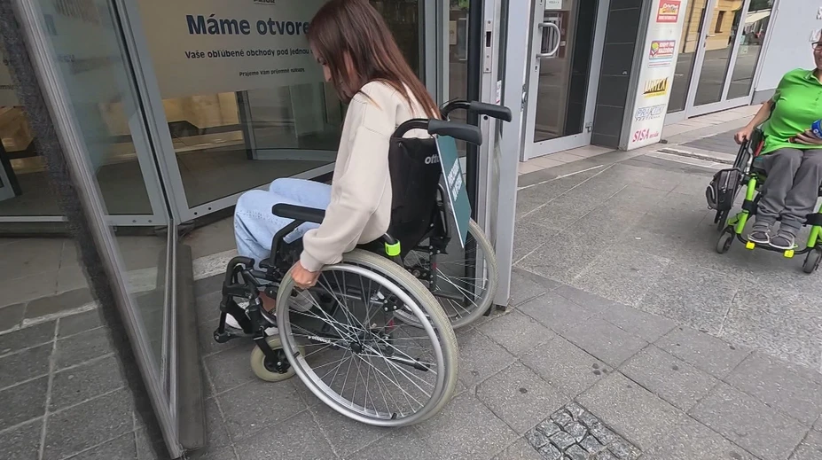 Sadli sme na invalidný vozík a vyrazili do mesta. Aj obyčajná cesta nás poriadne potrápila