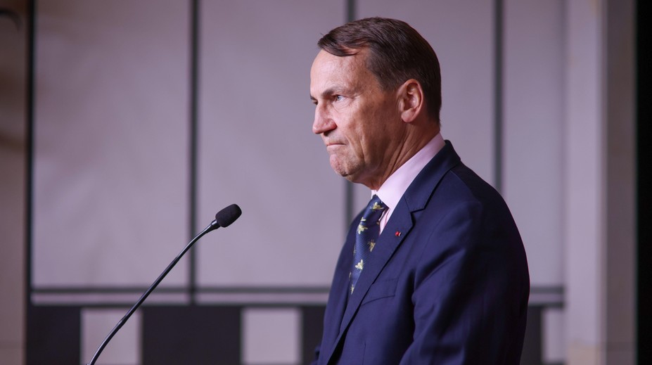 Sikorski označil útok na železnicu v Poľsku za terorizmus. Odpoveď na incident nebude len diplomatická