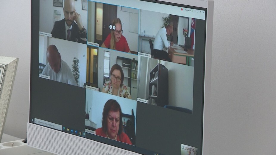 Namiesto komisie počítač. Mnohí vysokoškoláci robili štátnice cez telemost