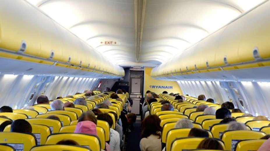 Absurdná scéna na palube lietadla. Cestujúci žuval stránky pasu, jeho spoločník ho chcel spláchnuť