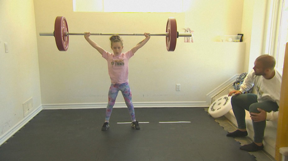 Má len osem rokov a namiesto bábik drží v ruke činku