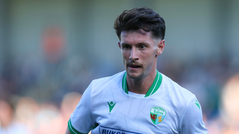 Bizarný moment na vrcholnej európskej scéne. Waleský šampión vyriešil problém s dresom originálnym spôsobom