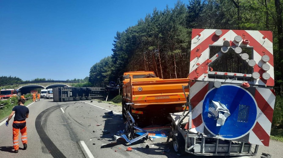 Nákladiak na D2 smerom do Česka vrazil do cestárov. Úsek bol neprejazdný