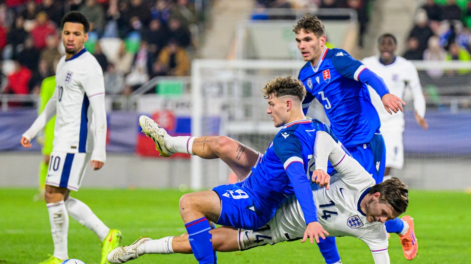 „Sokolíci“ favoritovi vzdorovali len v prvom polčase. Anglicko vyhralo rozdielom triedy a je na prvom mieste