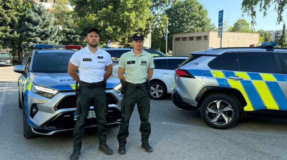 Ležal v kaluži krvi a prestal dýchať. Policajti bojovali o jeho život priamo na ulici
