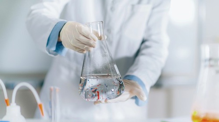 Mikroplasty sú všade. Do tela ich dostávame z úplne bežných činností