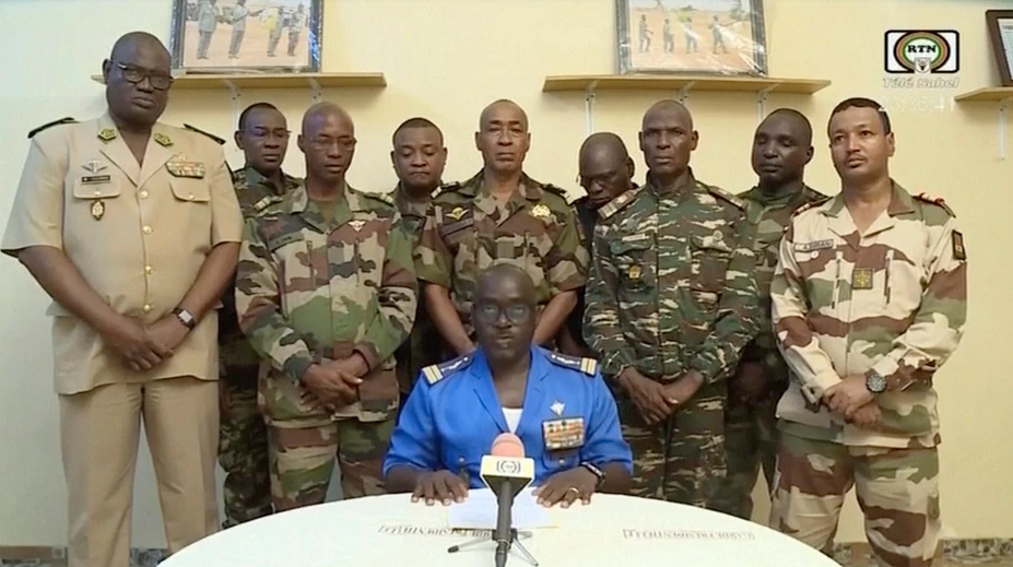 Vojenský prevrat v Nigeri. Zadržaný prezident Bazoum vyhlásil, že bude brániť demokraciu
