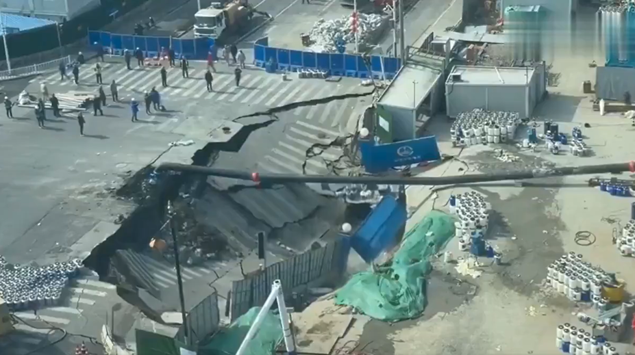 VIDEO: Zem takmer pohltila robotníkov. Kamera zachytila, ako sa v centre Šanghaja vytvorilo obrovské prepadlisko