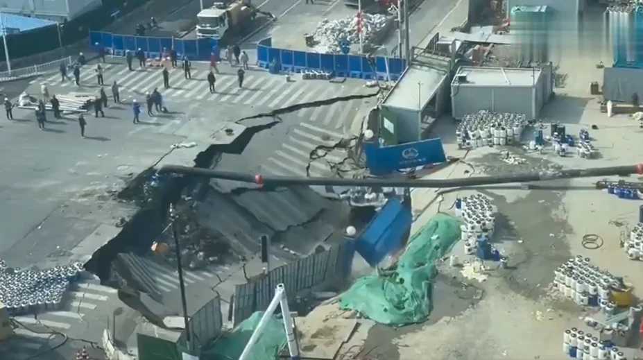 VIDEO: Zem takmer pohltila robotníkov. Kamera zachytila, ako sa v centre Šanghaja vytvorilo obrovské prepadlisko