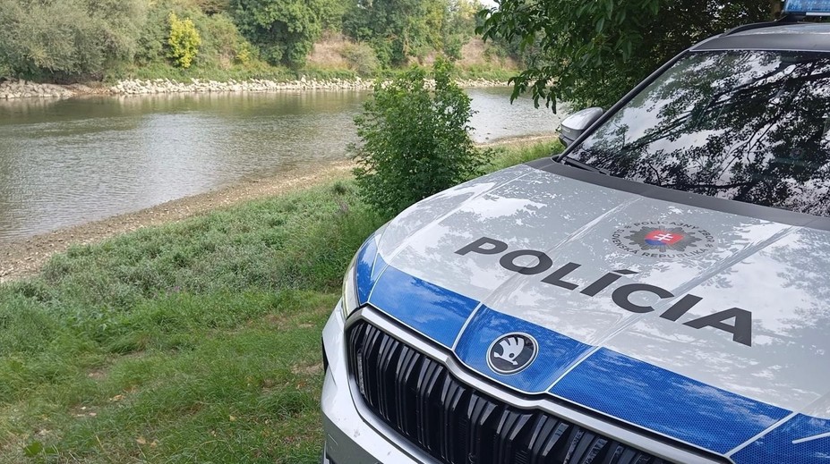 Tragédia v Šúrovciach. Štvorica mužov sa šla kúpať do Váhu, dvaja sa utopili