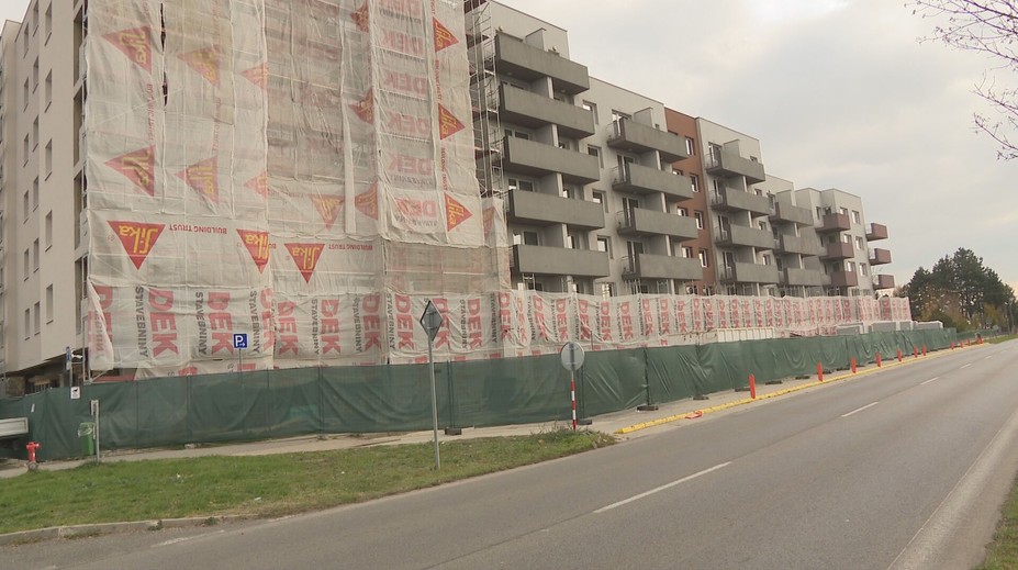 Neslávny Glance House v Bernolákove ožíva. Nový majiteľ už predáva byty