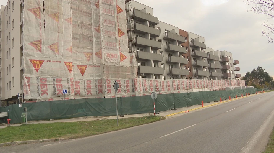 Neslávny Glance House v Bernolákove ožíva. Nový majiteľ už predáva byty