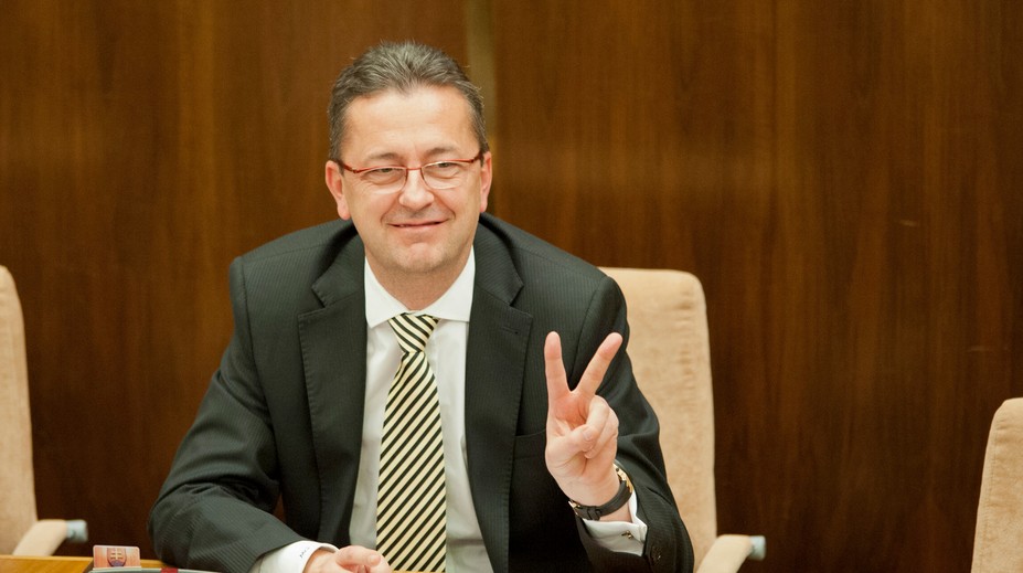 Pre povýšenie ministrov príde o miesto zamestnanec ministerstva