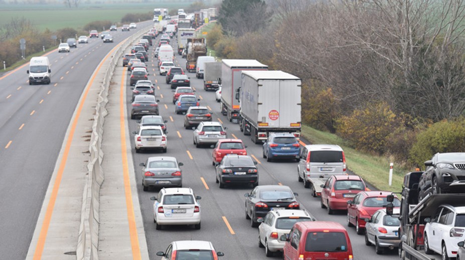 Veľké zdržanie na D1 pri Bernolákove: Po zrážke áut si vodiči postáli v hodinovej kolóne