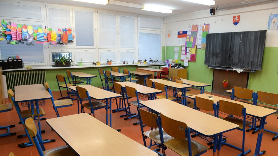 Pre nový koronavírus aj naďalej zatvárajú školy, dnes v Dlhom nad Cirochou a v Dlhej Lúke