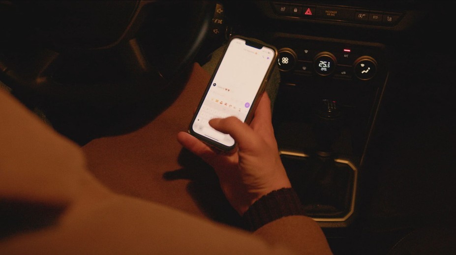 Až tretina vodičov používa mobil počas jazdy. Od zlozvyku ich majú odradiť aj vystavené havarované vraky