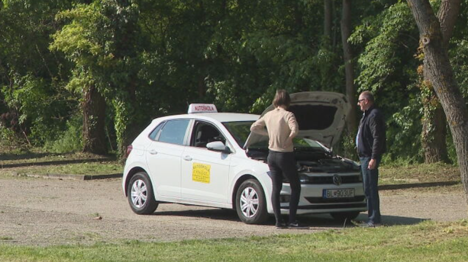 Úspešnosť nových testov na vodičák je vysoká. Inštruktori však poukazujú na viaceré úskalia