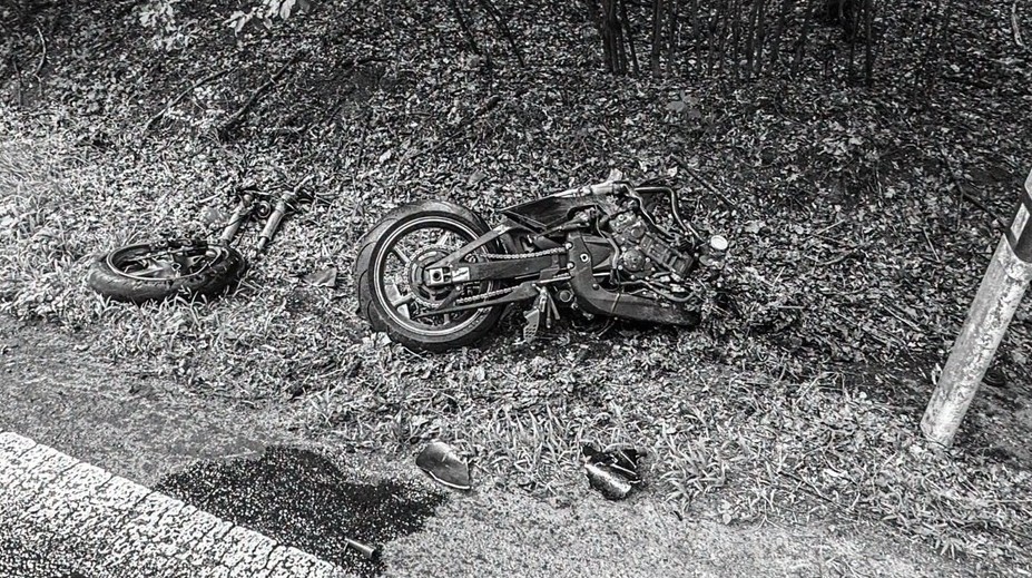 Z motorky po čelnej zrážke s autom zostali trosky. Nehoda na východe Slovenska má tragický koniec