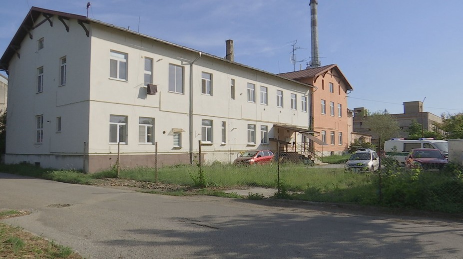 Najskôr počuli z bytu krik, potom nastalo ticho. Po brutálnom útoku nožom v Šuranoch zadržali muža