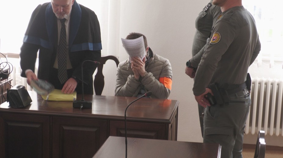 Muž obžalovaný z vraždy tehotnej Karin (†20) sa priznal. Na súde sa mu pozreli do očí jej príbuzní aj postrelený priateľ