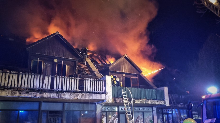 FOTO+VIDEO: Tragický požiar pri Budapešti. Hlásia obete aj zranených