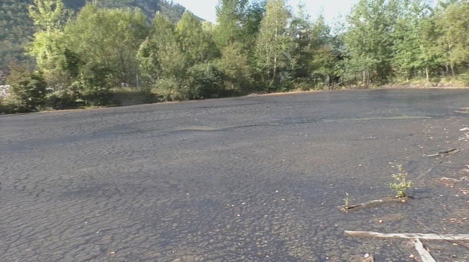 Nad Tisovcom majú dechtové jazero. Z opustenej skládky je tisíc ton environmentálnej záťaže