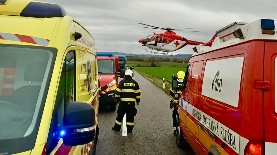FOTO: Tragédia v okrese Levice. Zrážka dodávky s osobným autom si vyžiadala jednu obeť
