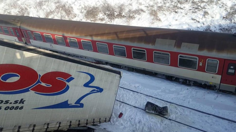 Pod Soroškou vietor sfúkol kamión, prerazil zábradlie a visel nad traťou