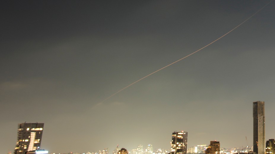 Irán vypálil na Izrael rakety, Tel Aviv zvažuje odvetu