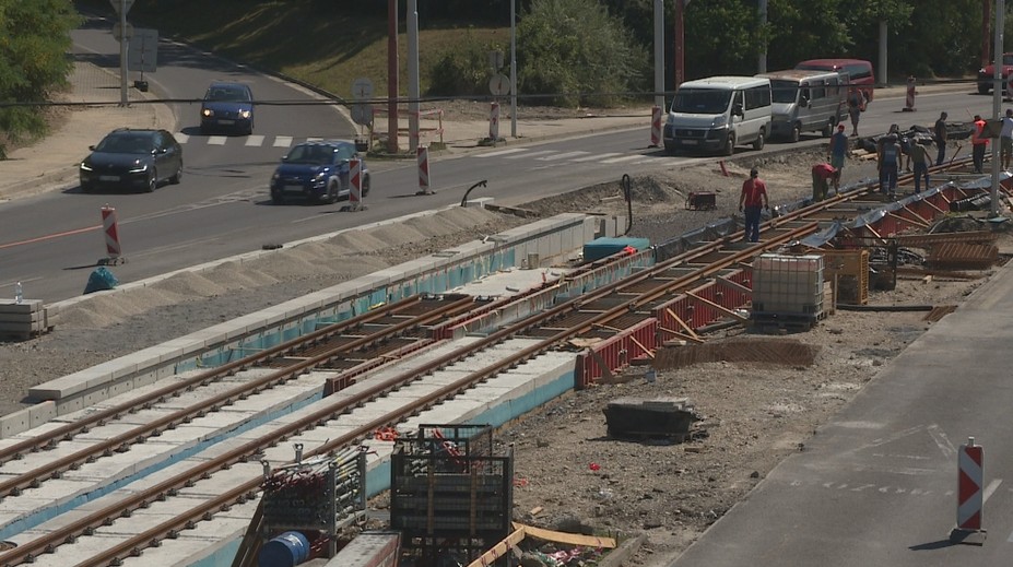 Karlovou Vsou sa nesie dunivý zvuk pri prejazde električkou. Zhotoviteľ už zrejme našiel riešenie