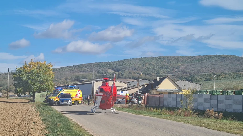 Pre tínedžerku s poranenou hlavou letel vrtuľník. Pri zrážke auta s traktorom sa zranili traja ľudia