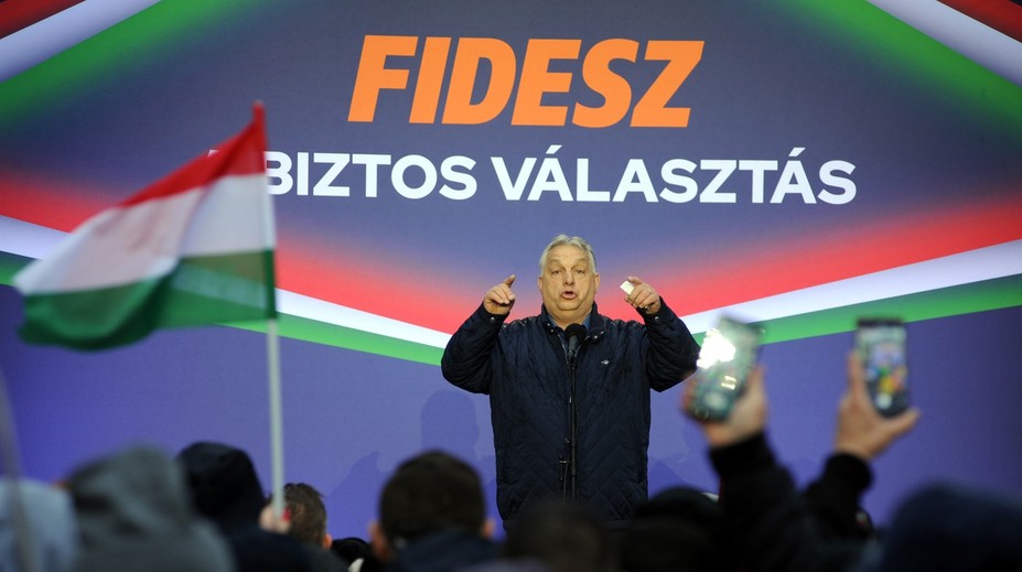 Orbán sa môže udržať pri moci, aj keď voľby tesne prehrá. Aké eso skrýva v rukáve?