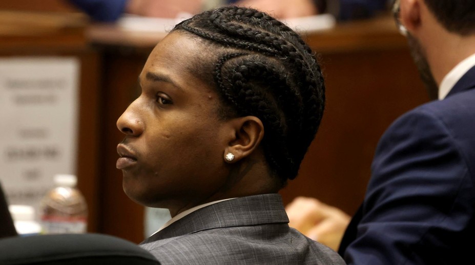 A$AP Rocky na súde: Hrozí mu až 24 rokov väzenia. Na súd s ním prišla aj jeho partnerka Rihanna