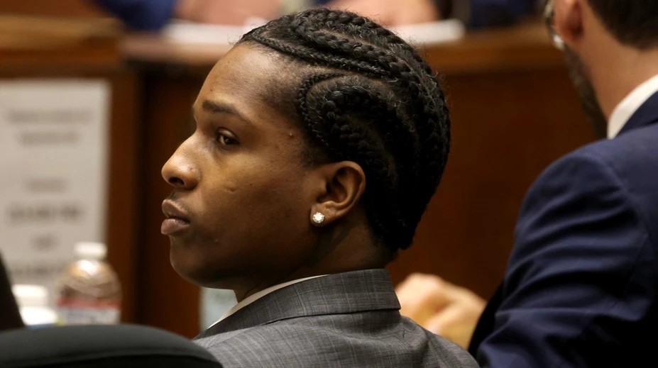 A$AP Rocky na súde: Hrozí mu až 24 rokov väzenia. Na súd s ním prišla aj jeho partnerka Rihanna