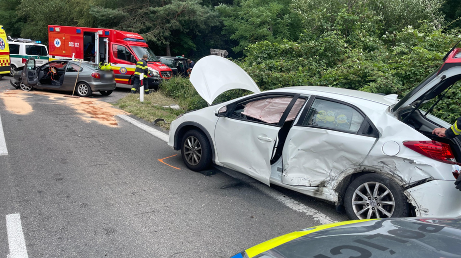 Vážna nehoda medzi Stupavou a Lozornom. Cestu uzavreli, zasahuje vrtuľník