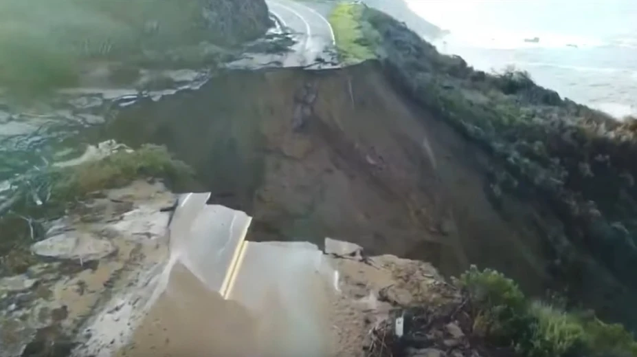 VIDEO: Časť ikonickej diaľnice v Kalifornii sa zrútila do oceánu. Zostala po nej obrovská priepasť