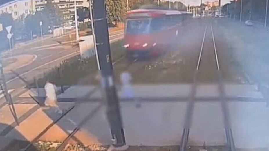 Zázrak na koľajniciach. Chlapec prežil hrozivý stret s električkou, zachránila ho jedna vec