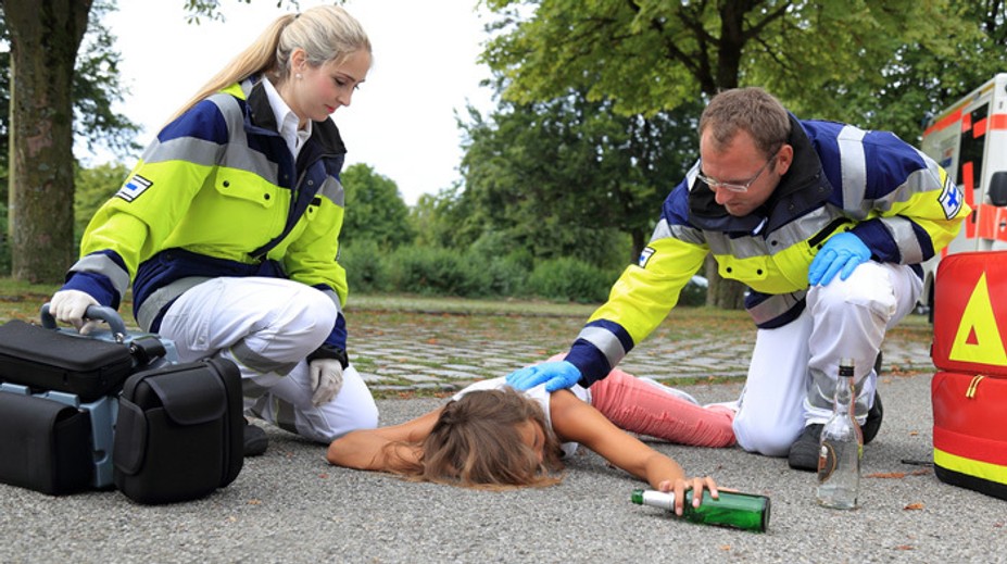 Až šesť opitých tínedžerov prijali na urgente. Niektoré prípady rieši polícia