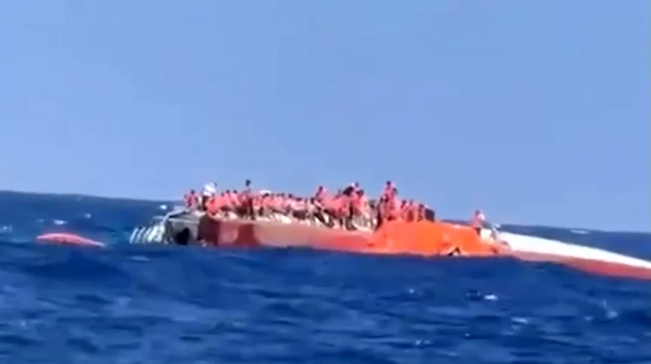 FOTO a VIDEO: Veľké nešťastie na Cypre. Potopil sa trajekt, ktorý prevážal vyše 250 ľudí