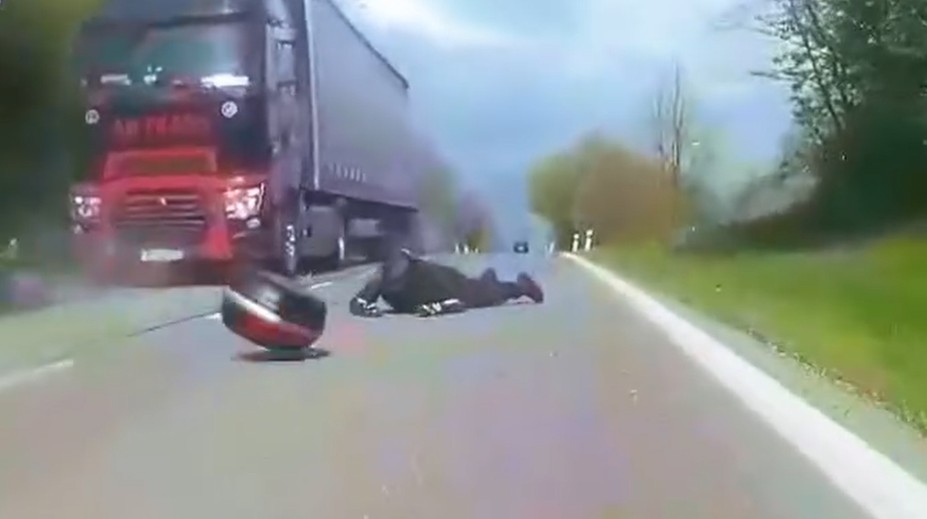 VIDEO: Desivá zrážka. Motorkárovi pri Veľkom Krtíši do cesty vletela lesná zver