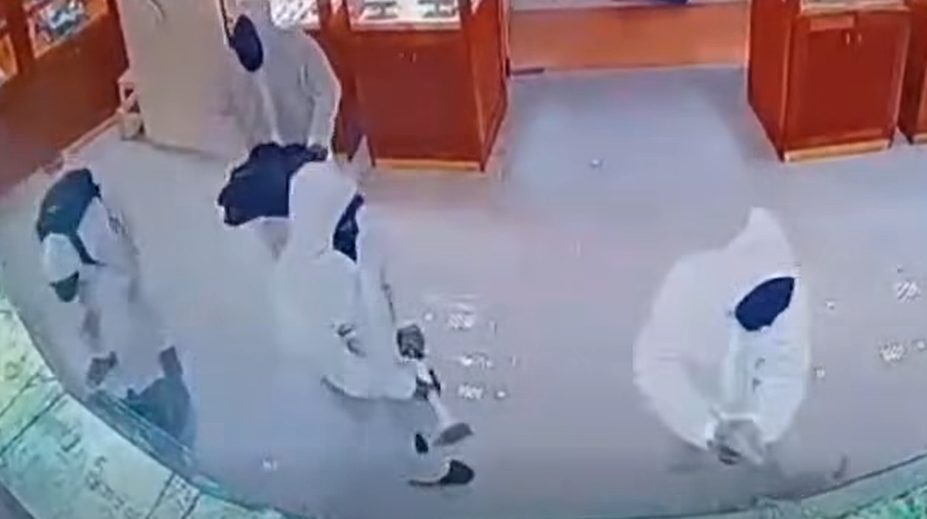 VIDEO: Zábery ako z filmu. Sedem maskovaných osôb vylúpilo zlatníctvo v Bratislave
