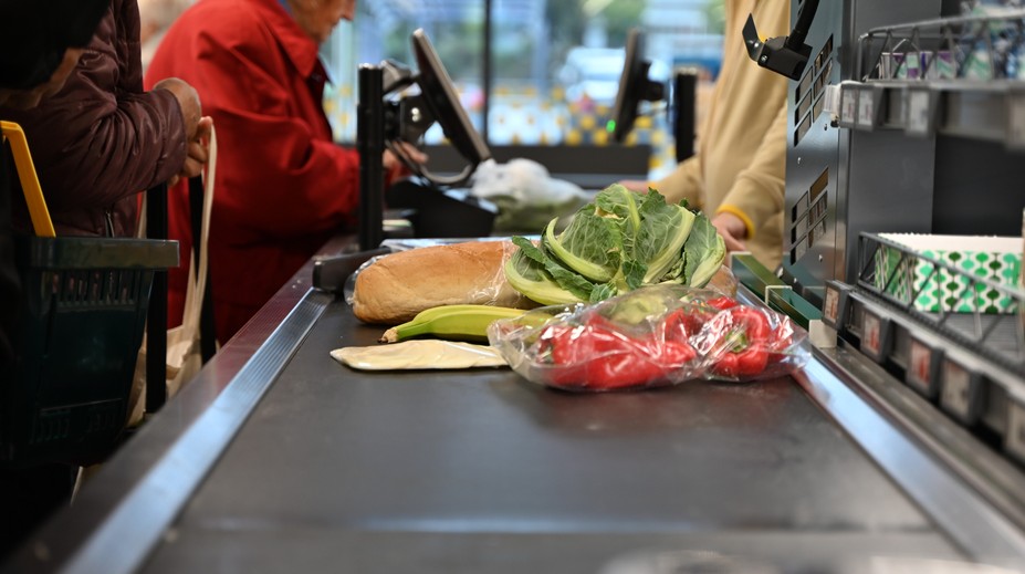 Starenka pri pokladni vo Zvolene počítala posledné drobné. Reakcia neznámeho muža všetkých dostala
