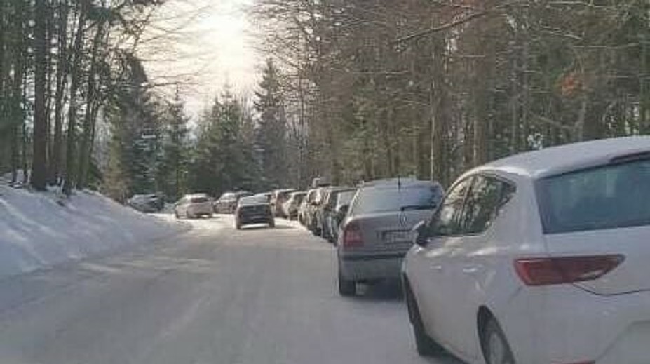 Obrovský nápor turistov na Skalke. Polícia musela uzatvoriť cestu