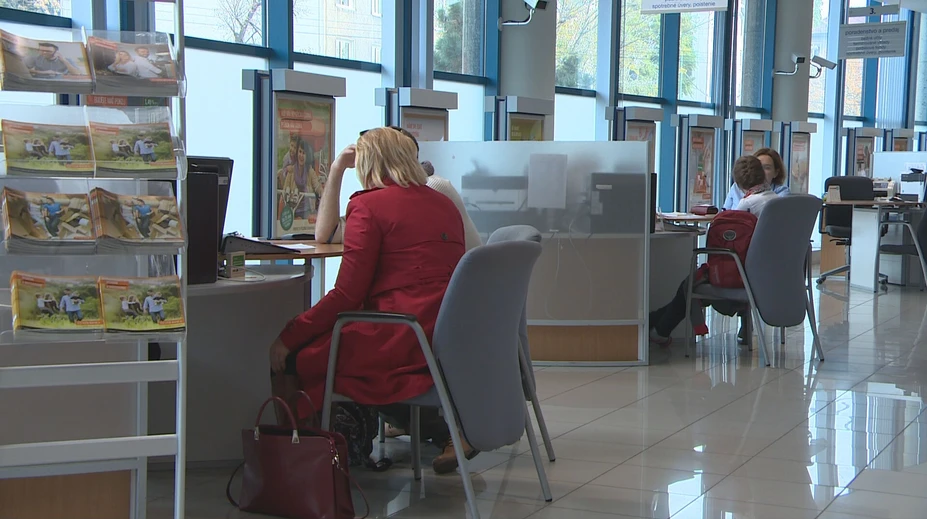 Bankami sa valí vlna zdražovania. Úroky opäť rastú, Slováci si za pôžičky priplatia