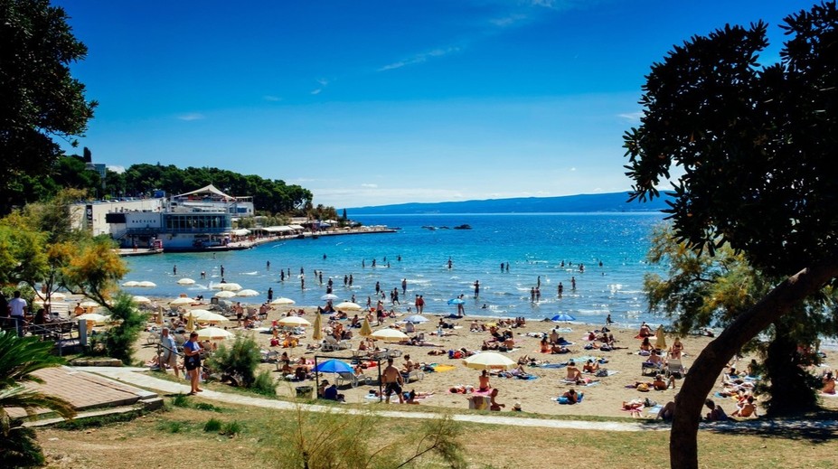 Európania menia letné plány. Obľúbenú destináciu vystriedalo úplne iné pobrežie