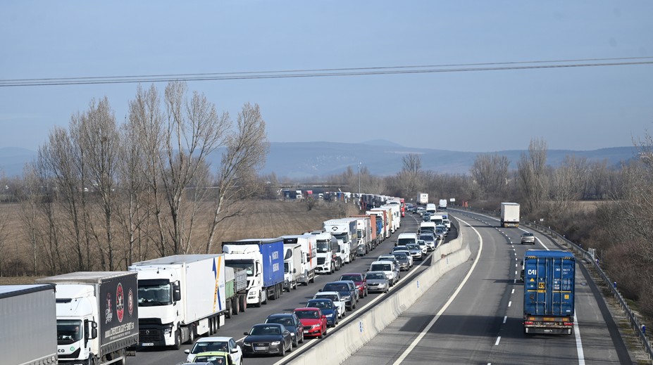 Taliansko chce vodičom vracať peniaze za státie v kolónach. Na Slovensku by to mohlo fungovať tiež, tvrdí analytik