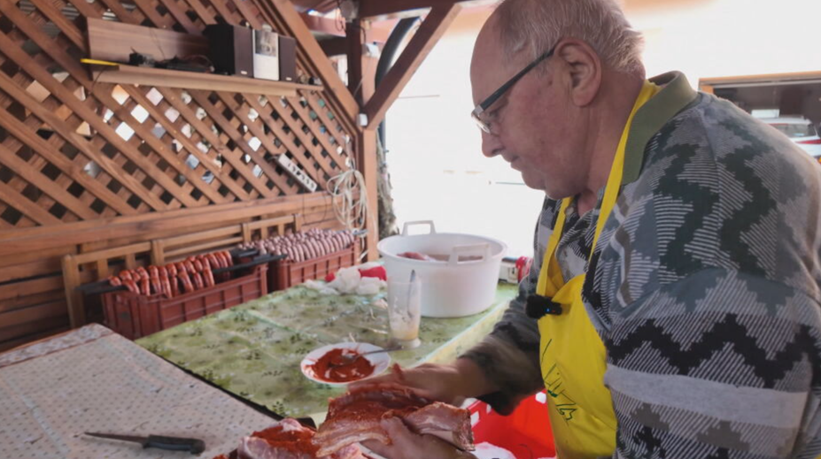 Mäsiarsky majster Ján doma údi už 40 rokov. Teplomer nepotrebuje, stačí mu dotyk