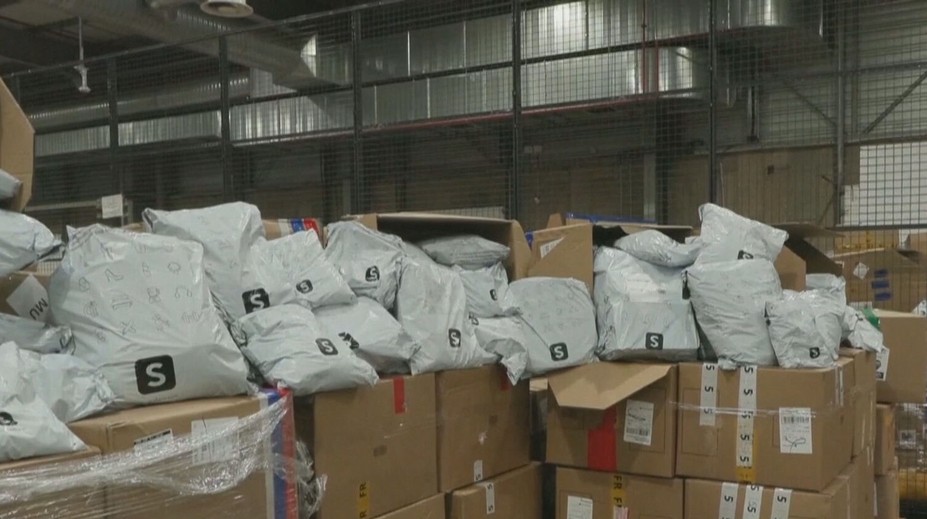 Francúzi vyhlásili vojnu čínskemu gigantu. Colníci prehľadávajú státisíce balíčkov a online objednávky pozastavili