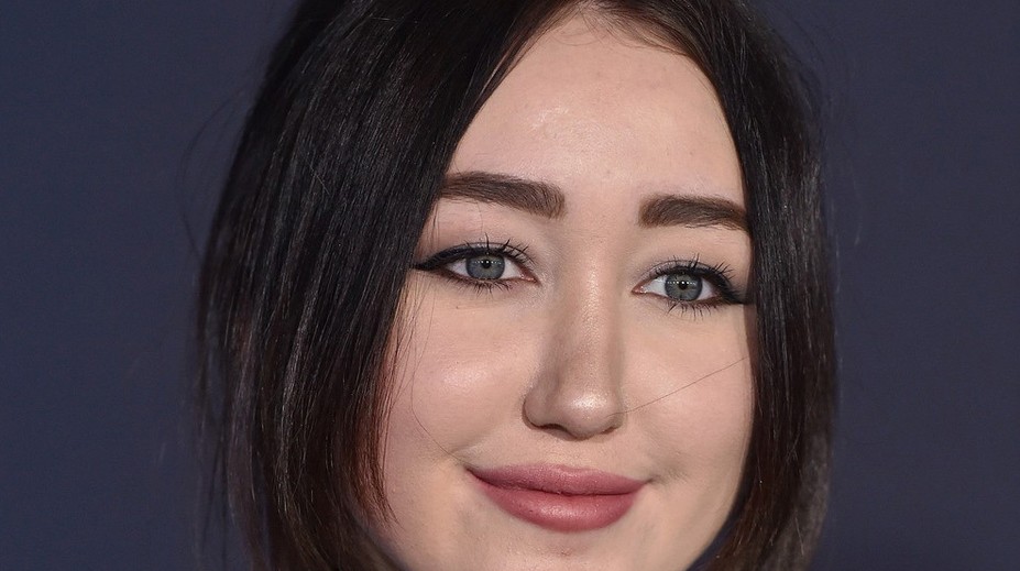 Sestra Miley Cyrus v odvážnych šatách. Má 17, ale nie telo dievčatka